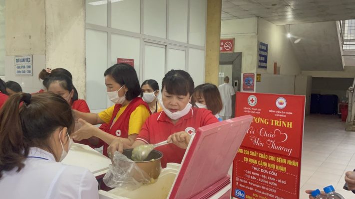 "Bếp cháo yêu thương" - Zila Vietnam phối hợp cùng hội Chữ Thập Đỏ huyện Ứng Hòa thực hiện tại bệnh viện đa khoa Vân Đình